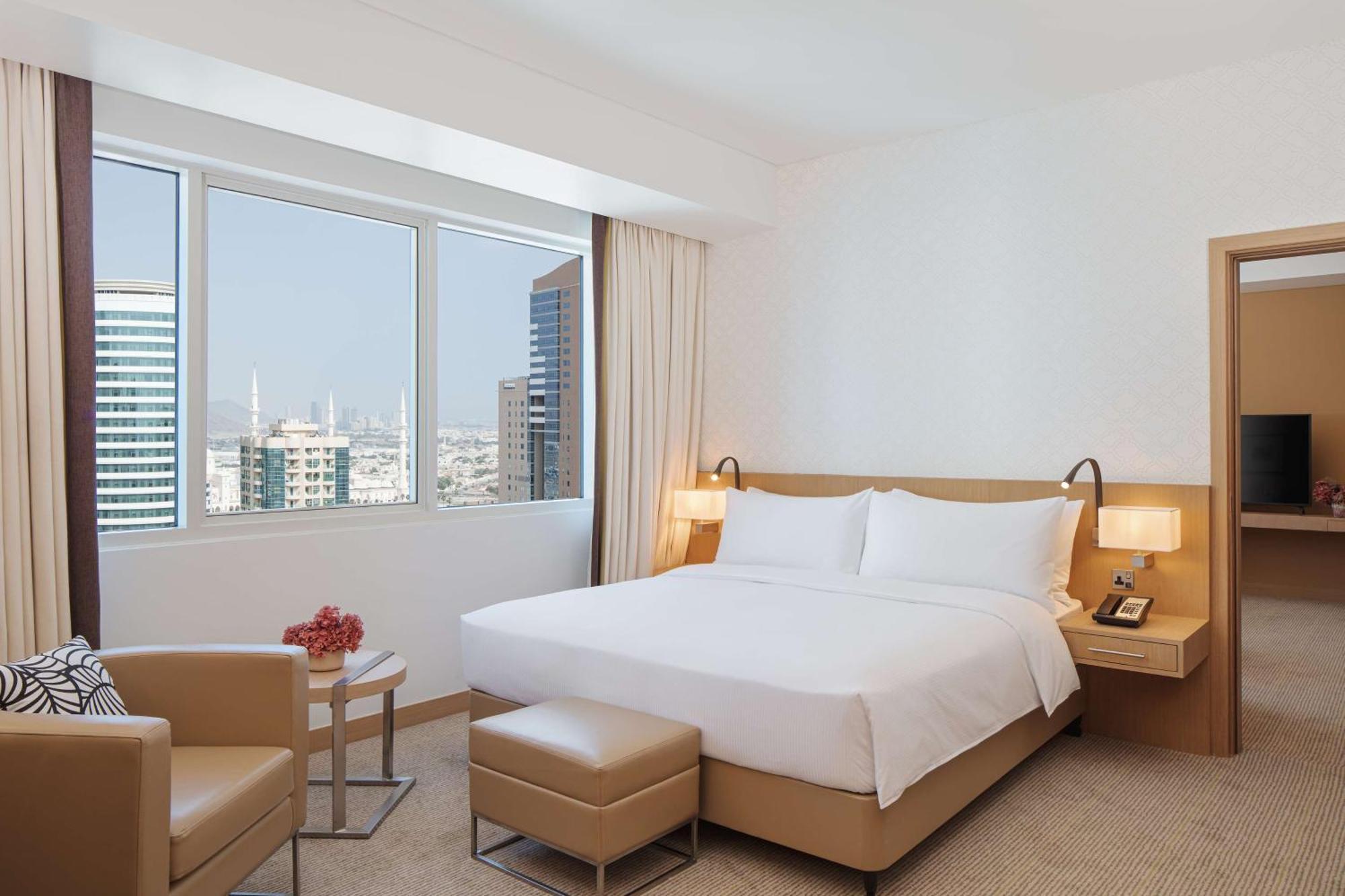 Doubletree By Hilton Fujairah City Ngoại thất bức ảnh A bedroom at the hotel