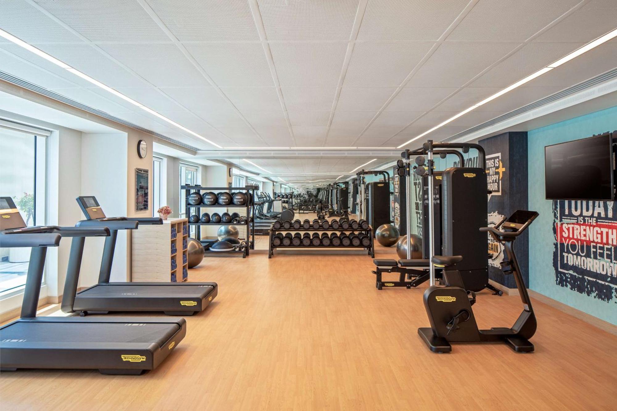Doubletree By Hilton Fujairah City Ngoại thất bức ảnh The gym at the hotel