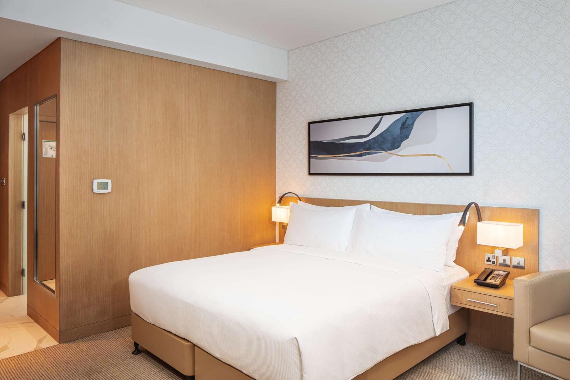 Doubletree By Hilton Fujairah City Ngoại thất bức ảnh A room at the hotel