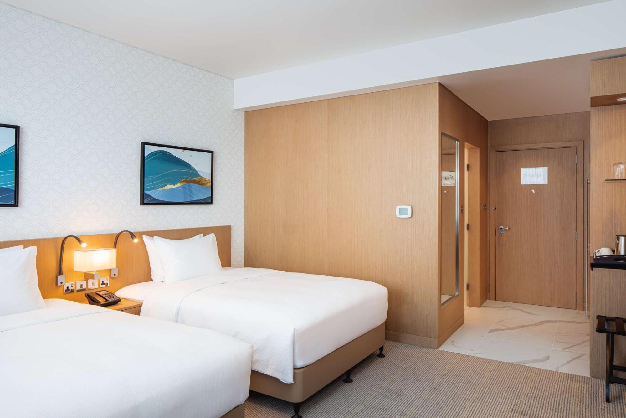 Doubletree By Hilton Fujairah City Ngoại thất bức ảnh A room at the hotel