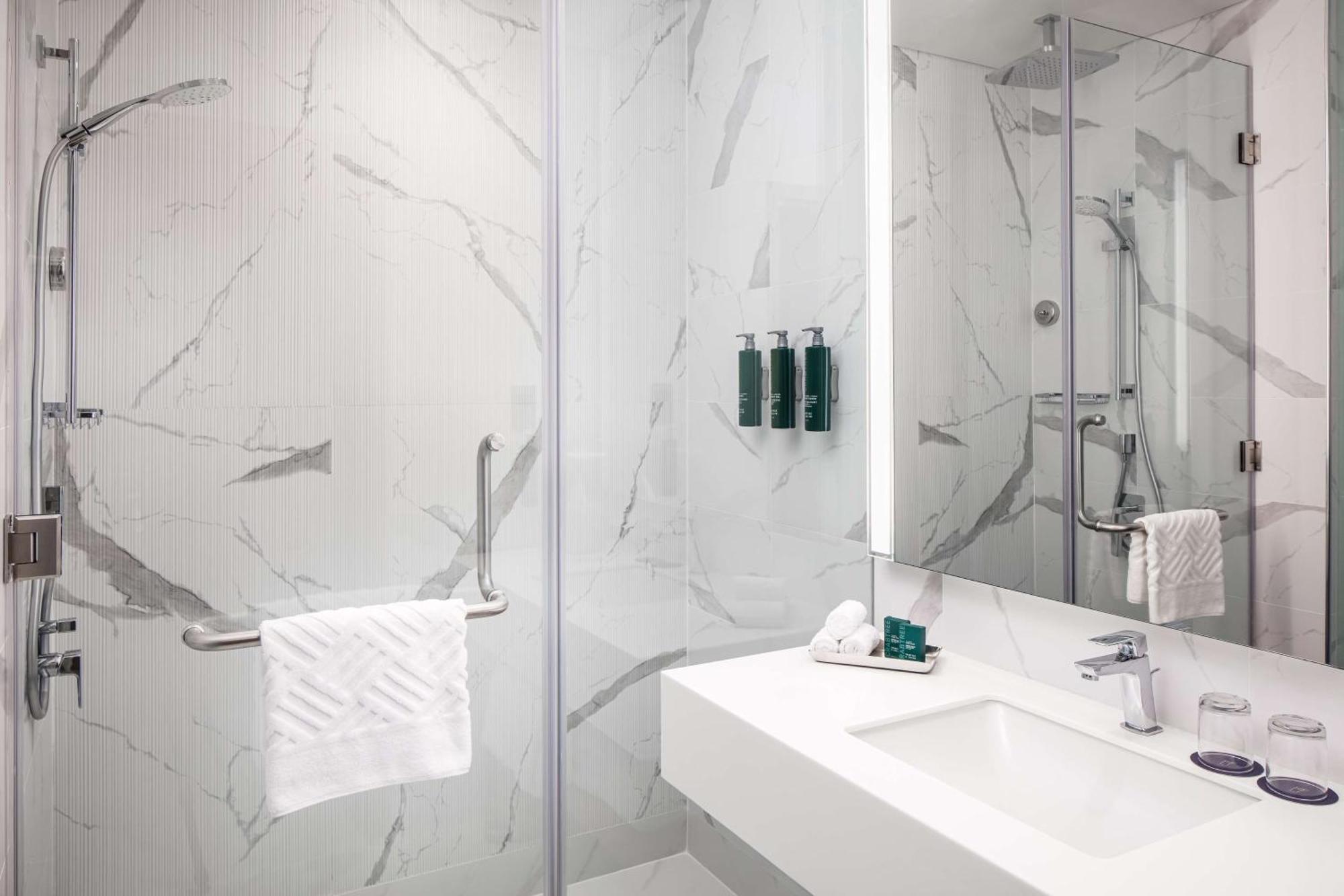 Doubletree By Hilton Fujairah City Ngoại thất bức ảnh Bathroom