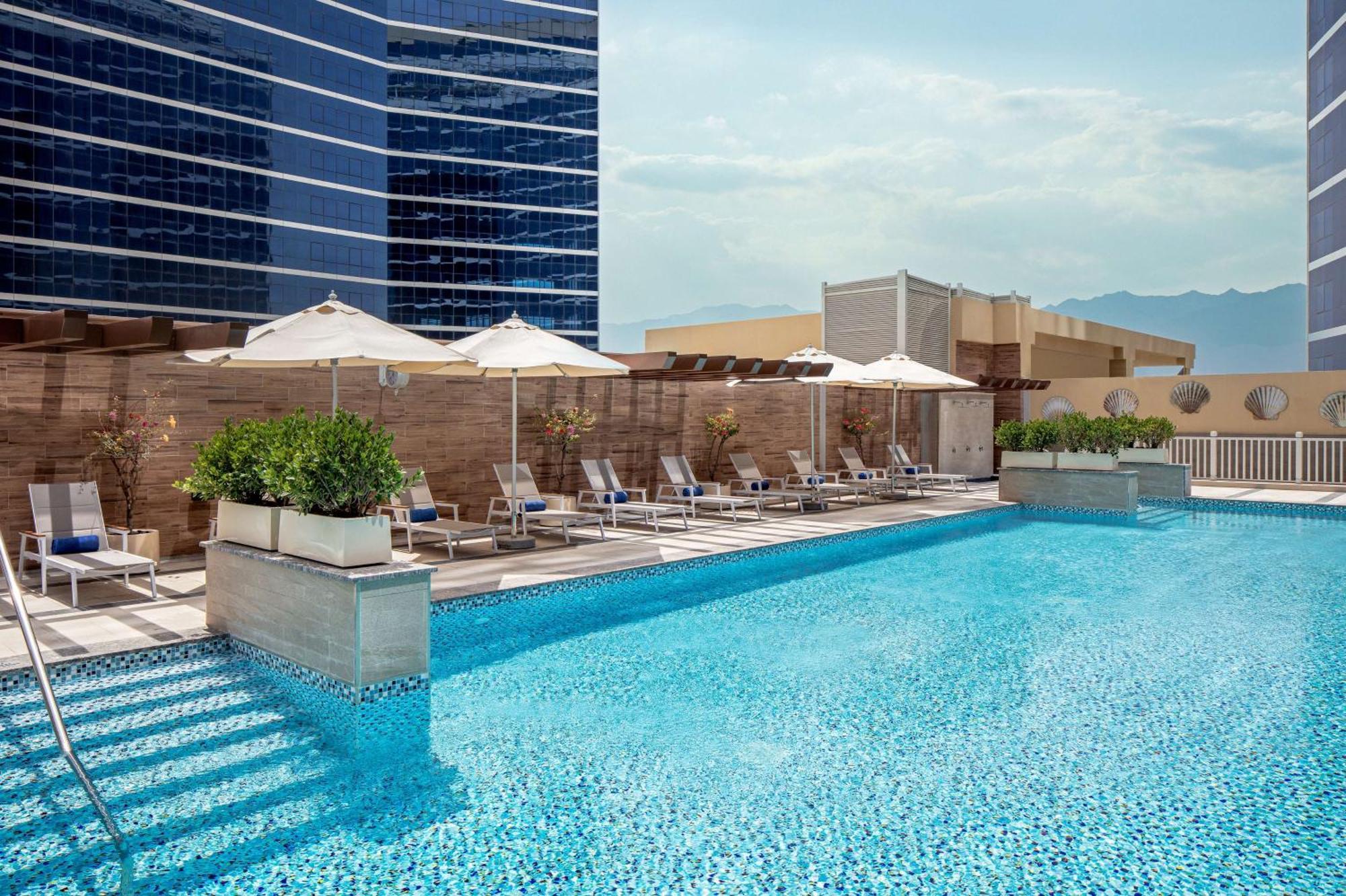 Doubletree By Hilton Fujairah City Ngoại thất bức ảnh The swimming pool at the hotel